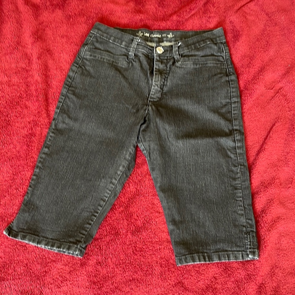Lee Classic Fit Capris, Black, size 10P